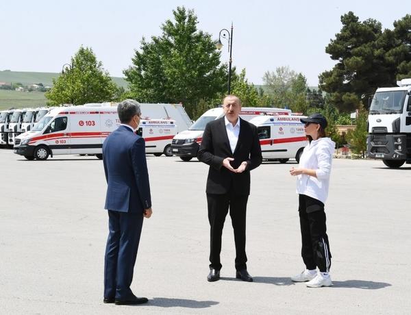 Президент Ильхам Алиев и Первая леди Мехрибан Алиева ознакомились с транспортными средствами и спецтехникой, выделенными Шамахинскому району