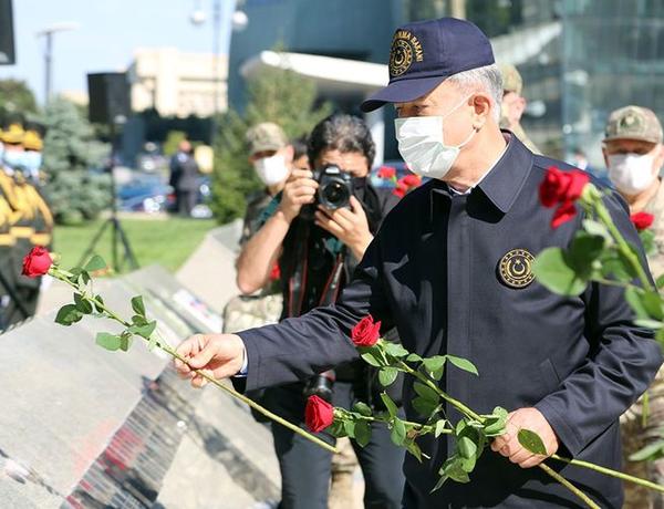 Azərbaycan və Türkiyə Müdafiə nazirləri Fəxri xiyabanı və Şəhidlər xiyabanını ziyarət ediblər