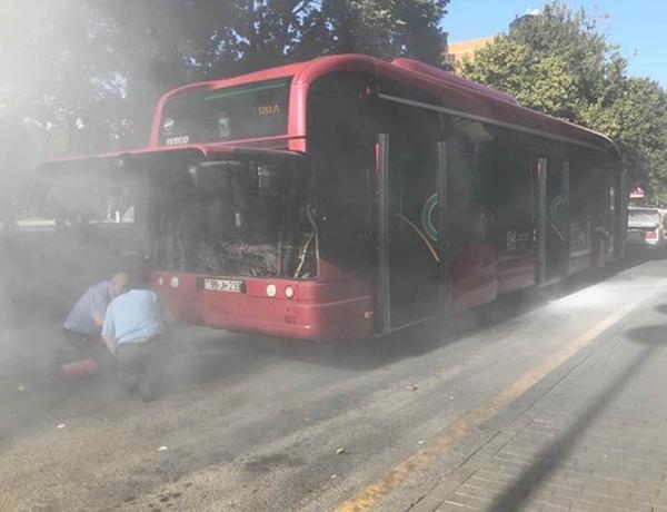 Bakıda sərnişin avtobusu yandı
