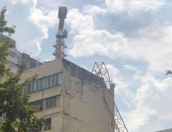 Bakıda kranın yaşayış binasının üstünə aşması nəticəsində bir nəfər öldü