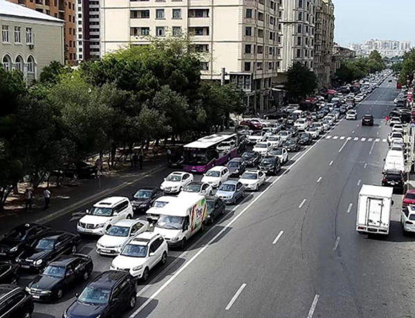 Aşan krana görə Azadlıq prospektinə giriş bağlandı