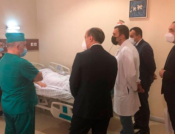 Təhsil naziri özünü məktəb binasından atan şagirdə baş çəkdi