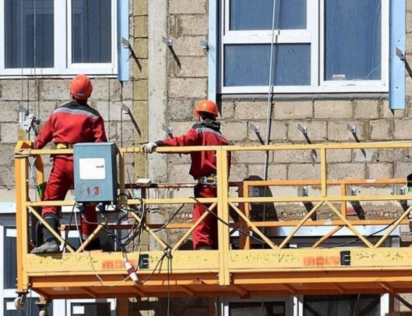 Bakıda fəhlə evin damından yıxılaraq öldü
