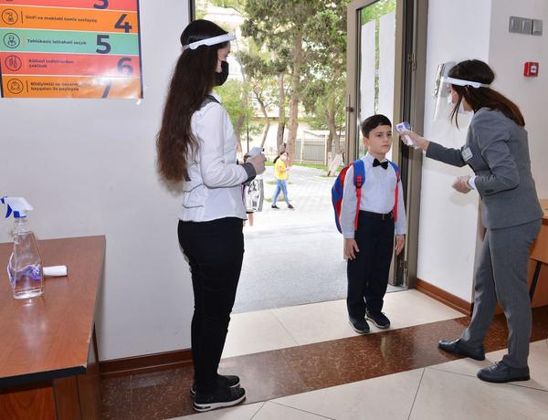 Daha 13 məktəblidə koronavirus aşkarlandı