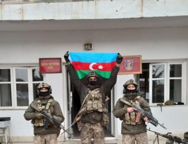 Азербайджанский флаг в центре Джебраила —
