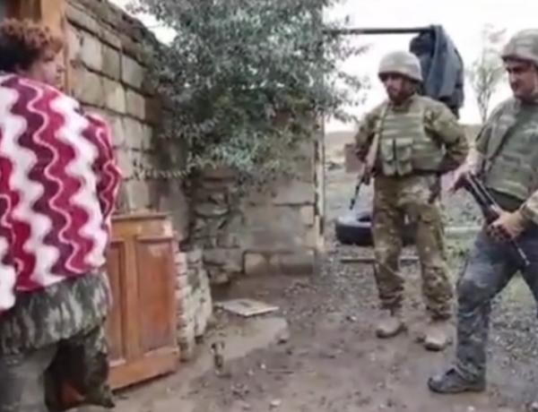 “Azərbaycan əsgəri erməni qadına yardım edərək insanlığını göstərdi”