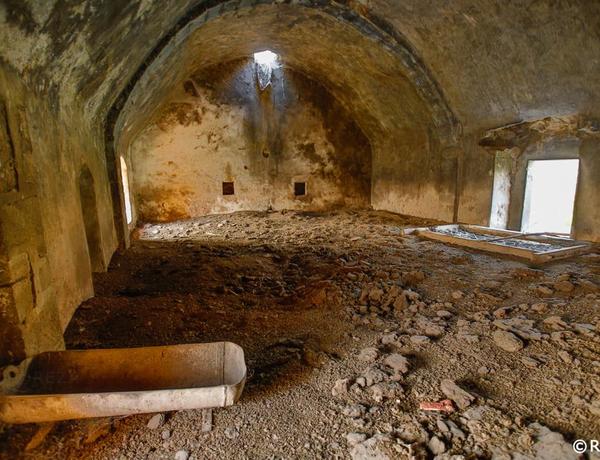 Мечеть в Губадлы, превращенная армянами в свинарник —