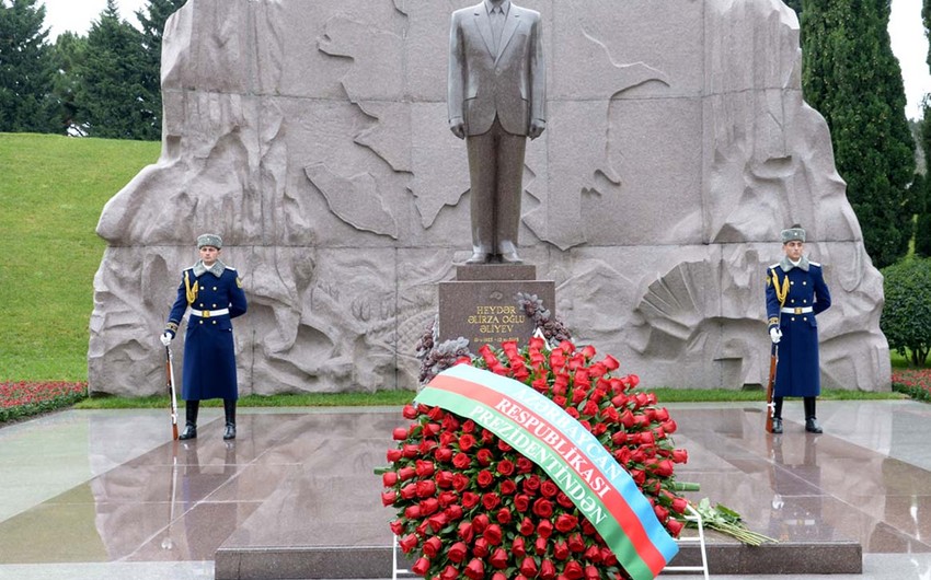 Ilham Aliyev and First Lady visit Alley of Honor and Alley of Martyrs