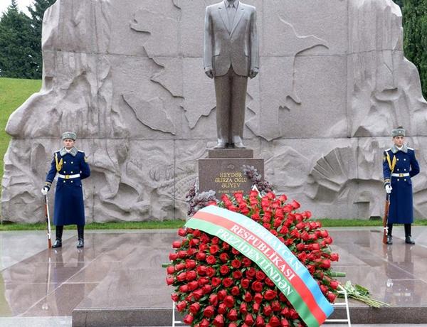 Ilham Aliyev and First Lady visit Alley of Honor and Alley of Martyrs