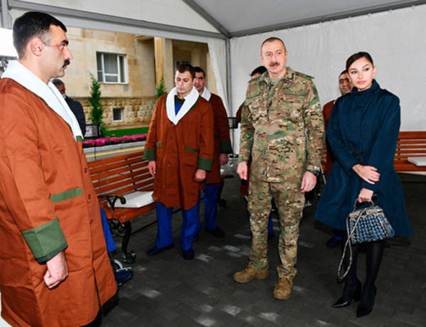 Президент Азербайджана Ильхам Алиев и Первая леди Мехрибан Алиева встретились с военнослужащими, проходящими лечение в Клиническом медцентре №1