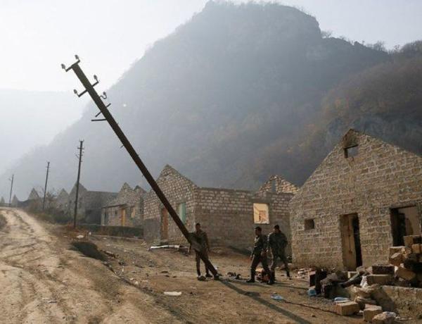 Ermənilər Kəlbəcərdə elektrik dirəklərini dağıdırlar