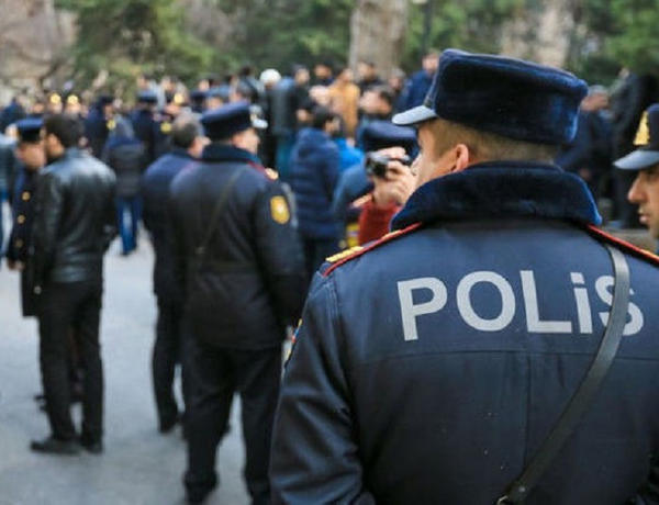 Azərbaycanda polislərə zor tətbiq edildi –