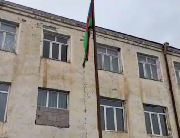 Перед зданием бывшей средней школы села Гюлаблы Агдамского района поднят флаг Азербайджана —