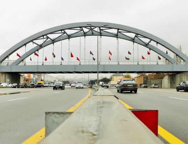Xırdalan dairəsi yaxınlığında dəmir yolu körpüsünün tikintisi başa çatdı –