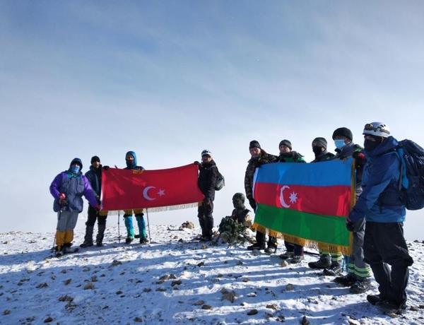 Группа азербайджано-турецких альпинистов взошла на вершины «Пик Гейдара» и «Пик Ататюрка»