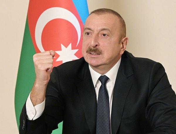 Президент Ильхам Алиев поздравил азербайджанцев мира