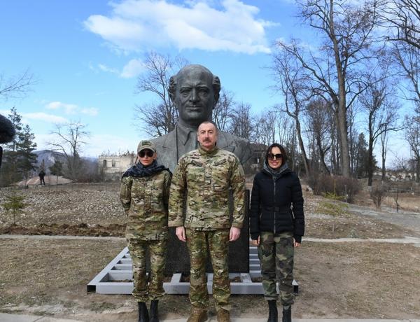 Президент Ильхам Алиев: Сегодня я привез в Шушу бюсты наших гениальных личностей – Хуршидбану Натаван, Узеира Гаджибейли и Бюльбюля