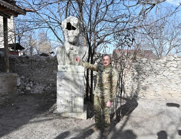 Президент Ильхам Алиев: После осквернения бюстов наших гениальных личностей армяне перевезли их в Армению, чтобы расплавить и продать