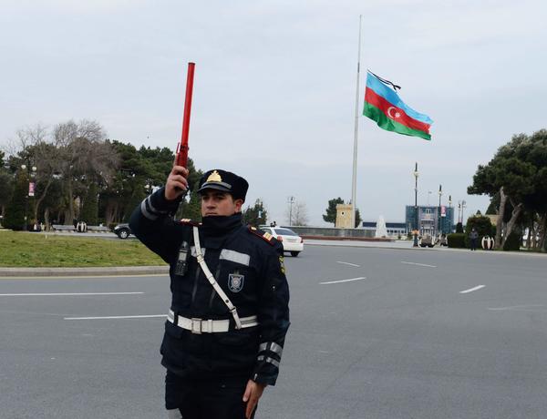 Память шехидов была почтена минутой молчания, корабли, автомобили и поезда дали звуковые сигналы