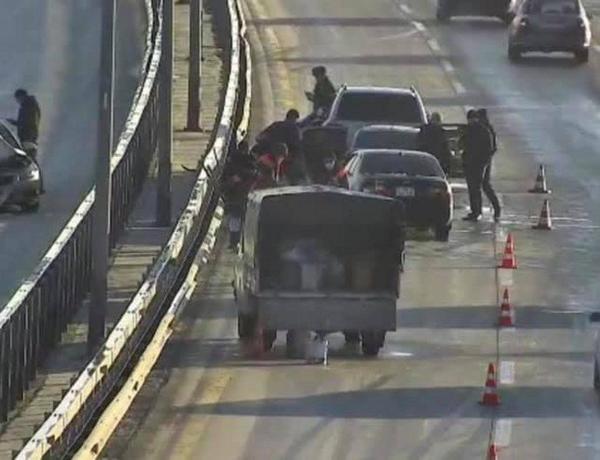 Bakıda yollar buz bağladı, aeroport yolunda zəncirvari qəza oldu –