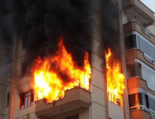 Bakıda çoxmərtəbəli yaşayış binasında yanğın olub