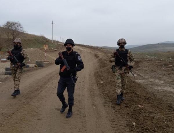 Azad olunmuş əraziyə keçmək istəyən şəxs avtomobillə polisi vuraraq qaçdı