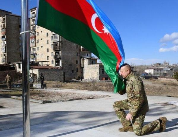 Ильхам Алиев поднял азербайджанский флаг на освобожденных от оккупации территориях —