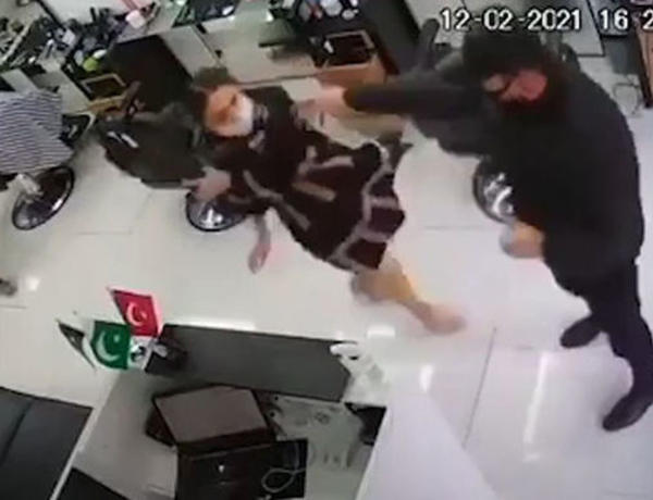 Bakıda polis bərbərxanada işləyən qadına qarşı zorakılıq etdi –