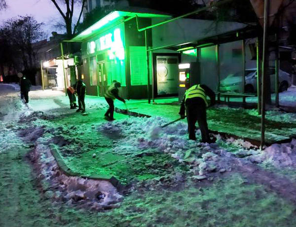 Paytaxtın yolları səhərə kimi qardan təmizlənib –