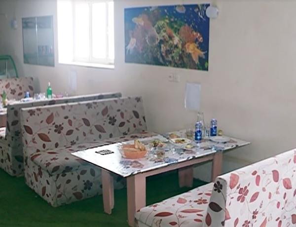 Gecə saatlarında işləyən kafenin sahibi və müştəriləri həbs edildi –