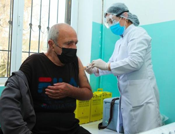 “Qocalar evi” və sığınacağın sakinləri də vaksinasiya olunur –