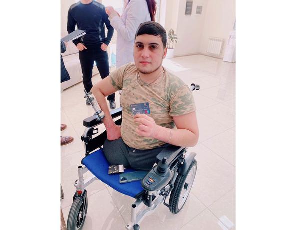 Vətən müharibəsinin qəhrəmanlarından olan Camal Alxasova təqaüd kartı təqdim edildi –