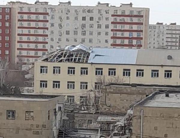 Bakıda güclü külək daha bir məktəbin dam örtüyünü uçurdu –