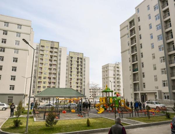 Группе граждан, чьи дома разрушены вследствие ракетных ударов Армении по Гяндже, предоставлены новые квартиры —