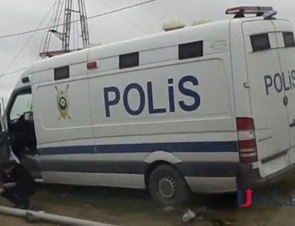 Bakıda məhbus daşıyan polis maşını qəzaya düşdü –