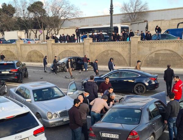 Bakıda xəsarətlə nəticələnən yol qəzası baş verdi –