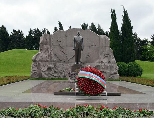 Руководство Министерства обороны почтило память Общенационального лидера