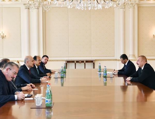 Президент Ильхам Алиев принял министра транспорта и инфраструктуры Турции