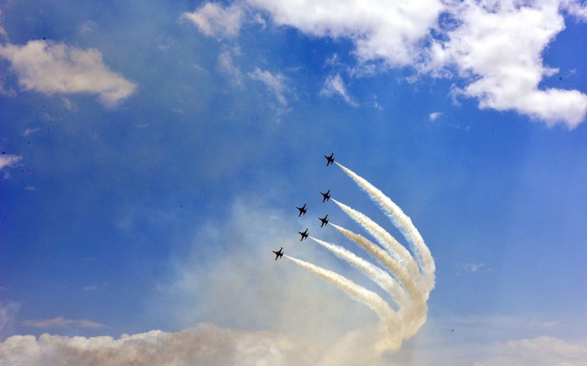 Azerbaijani, Turkish militaries watch F-16 demonstration flights