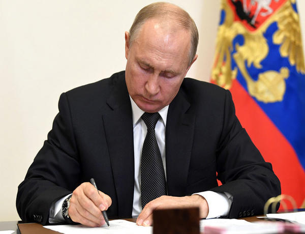 Путин продлил до 30 сентября мораторий на выдворение иностранцев из России