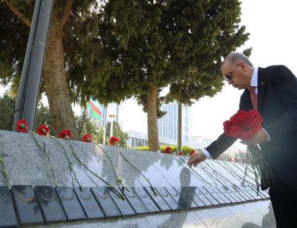 Ərdoğan Bakıda Türk şəhidliyini ziyarət etdi