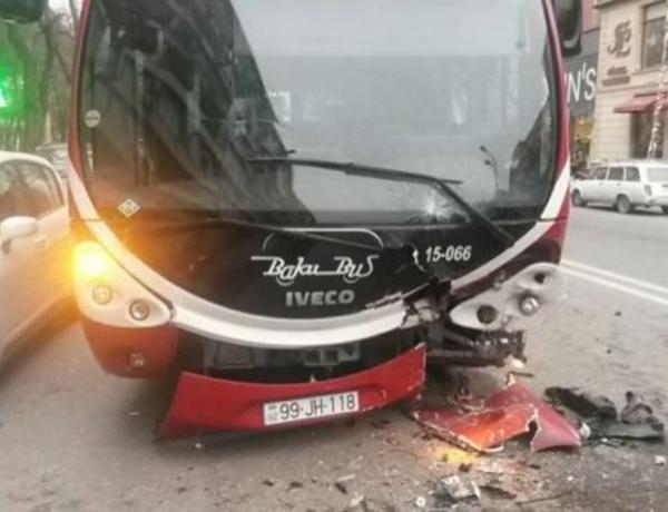 Bakıda iki sərnişin avtobusu toqquşdu: