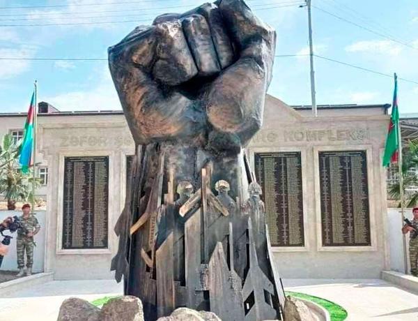 В Гадруте установлен памятник «Железный кулак»