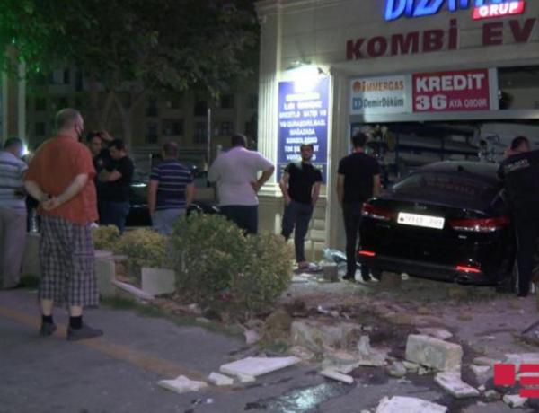 Bakıda avtomobil mağazaya girdi –