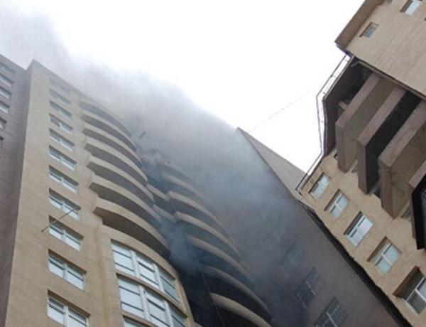Bakıda hündürmərtəbəli yaşayış binası yanır