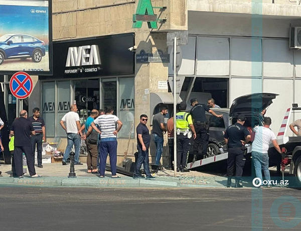 Bakıda qəza: Avtomobil obyektə çırpıldı –