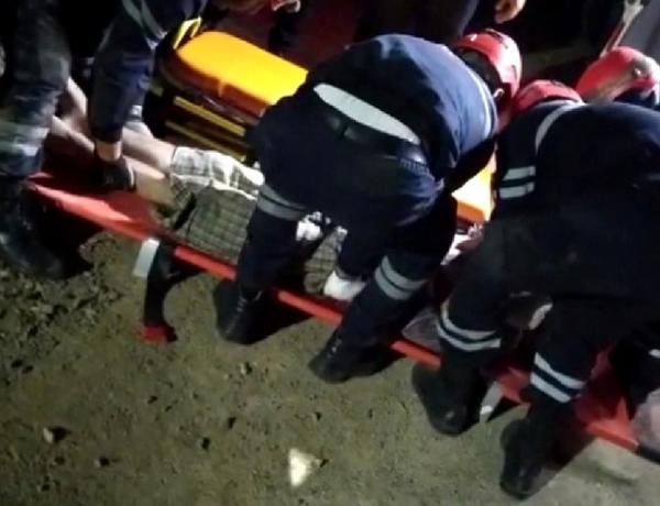 В Баку сильный ветер снес крышу дома, оставшийся под завалами мужчина вызволен