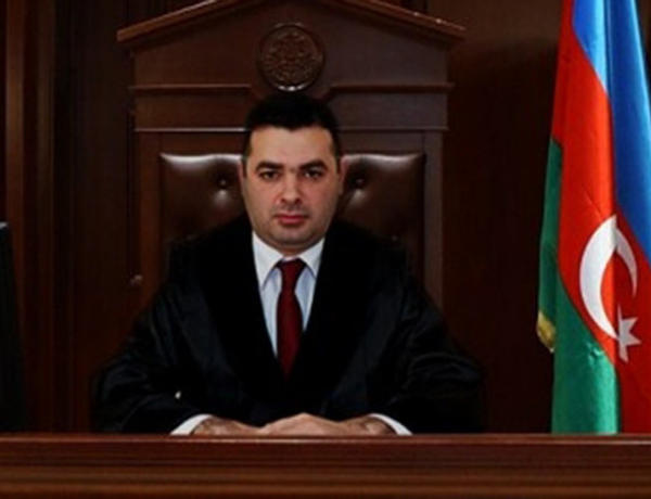 Bakıda arvadını öldürməkdə təqsirləndirilən hakimin məhkəməsi başlayır