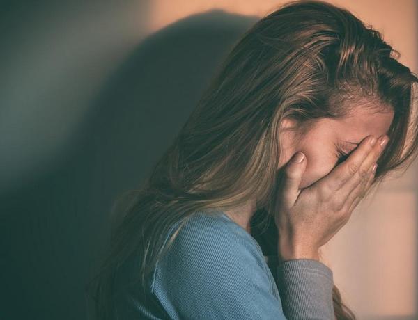 Gənc qız anası və qardaşı tərəfindən ağır fiziki işgəncələrə məruz qaldı –