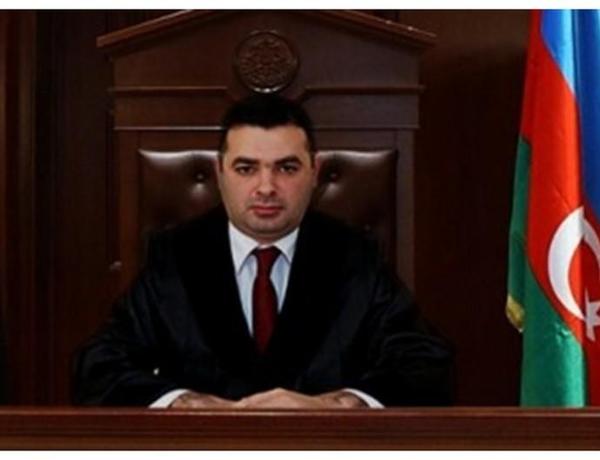 Bakıda arvadını öldürməkdə təqsirləndirilən hakimin məhkəməsi başladı
